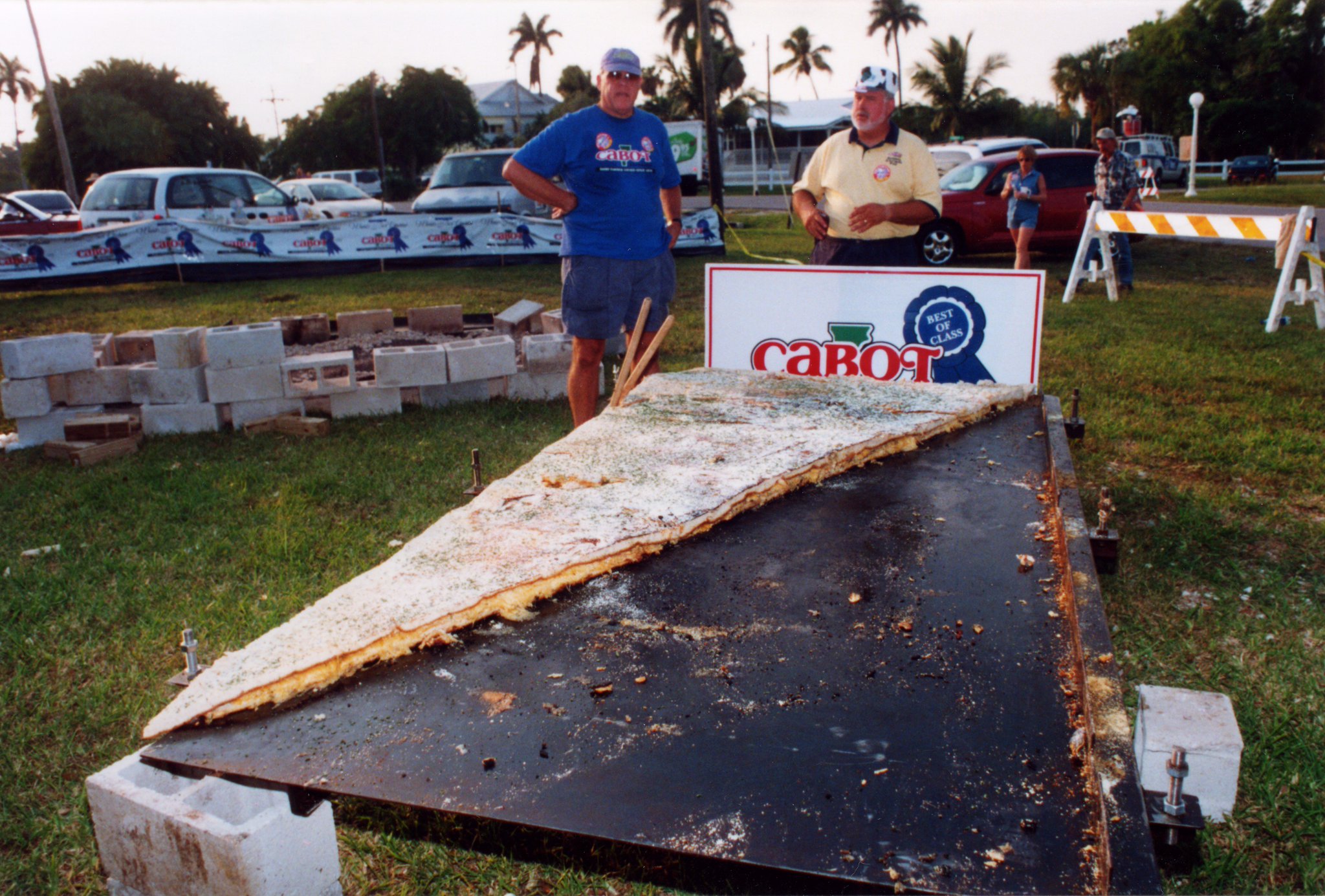 GWR2024 OUT NOW on X: "#DYK @cabotcheese of Vermont made the world's  largest grilled cheese sandwich weighing 145 kg (320 lb) in 2000?  #NationalGrilledCheeseDay 🧀 https://t.co/VvYWgE2IQg" / X