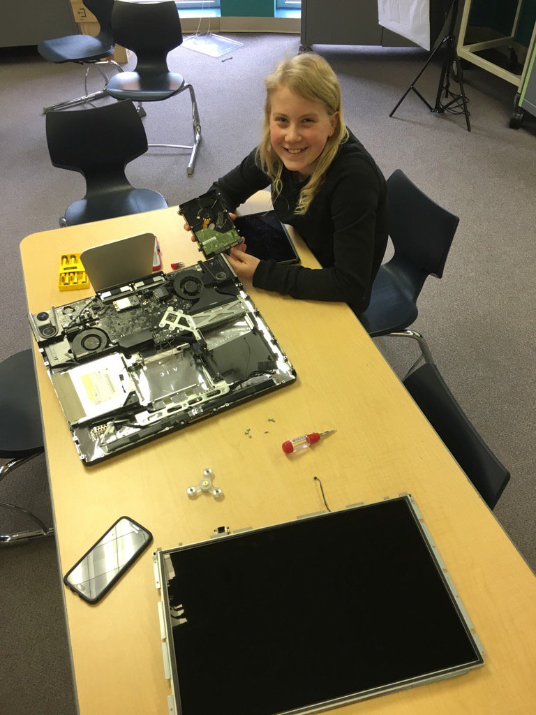 MrsRay5thGrade's tweet photo. Student-I'd like to take apart a computer to see how it works.
Teacher-Ok! #passiontime #gwgreats https://t.co/Dz35KF2kyO