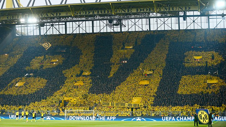 MPlusDeportes's tweet photo. Lo ha vuelto a hacer.
Bienvenidos de nuevo al espectáculo de la afición del Dortmund. https://t.co/Hbfabx8OJY