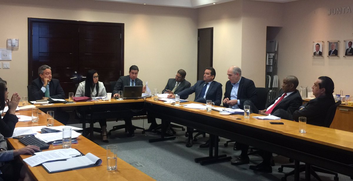 supersegurospa's tweet photo. SSRP y gremios de Seguros en revisión del texto final de la Póliza SOBAT Seguro Obligatorio Básico de Auto Ley 68 de Dic 2016 https://t.co/Ksg0xHeN58