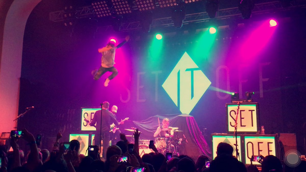 angarza95's tweet photo. @CodySIO's fuckery (and energy) kills me 😍💙💎🔷 @SetItOff @LivewireAZ #NPNHJBTour https://t.co/TZHBN1XGDx