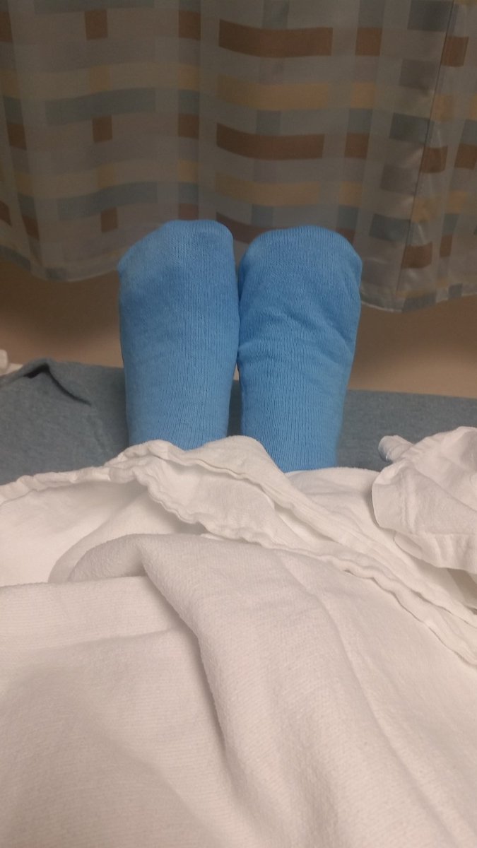 HappyHolloway09's tweet photo. Toes in the s...surgery socks. No sand here but it's all good cuz I got new socks! #JCHSFamilyFirst @ChampeTweets https://t.co/Mb5YCYBVza