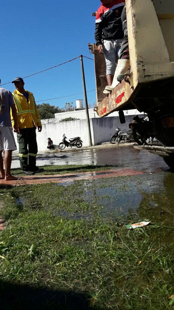 Central194's tweet photo. #RioSalto estamos colaborando con la ciudad cabecera de partido en este difícil momento. #Evacuando #Central194 https://t.co/jcQG1ScRwz