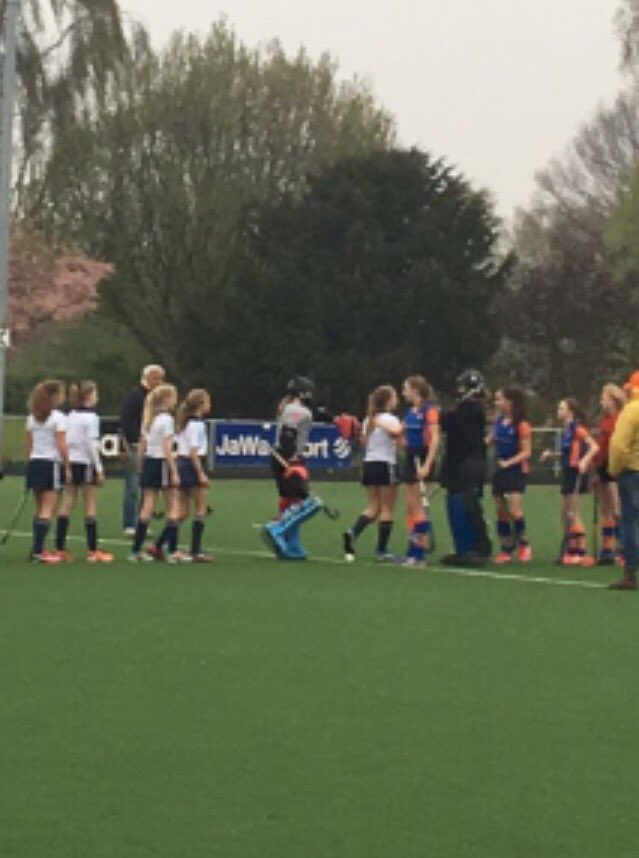 #shakehands bij start friendly tussen VVV MC1 en <a href="/HMHCSaxenburg/">HMHC Saxenburg</a> MC1. Eerst hockeyen, daarna lekker eten met z'n allen. #amsterdamhockeystad
