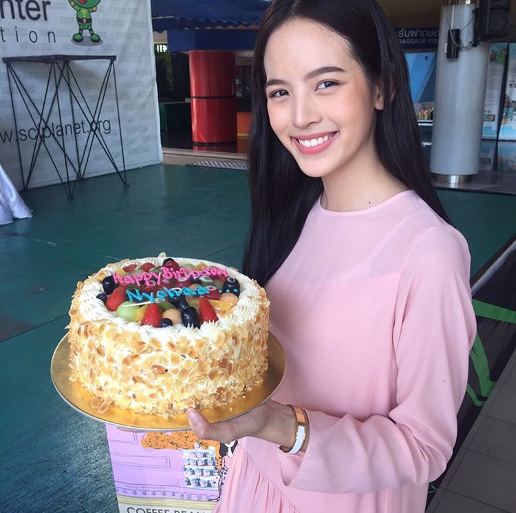 NichaNychaa's tweet photo. ขอบคุณสำหรับเค้กและของขวัญวันเกิดนะคะ ชอบทุกๆอย่างเลย☺️ ขอบคุณทุกๆคำอวยพรจากทุกๆคนเลยยยนะคะ❤️😄❤️ https://t.co/tvUVR2GMzD