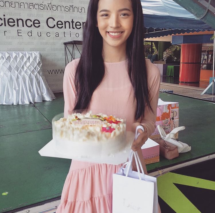 NichaNychaa's tweet photo. ขอบคุณสำหรับเค้กและของขวัญวันเกิดนะคะ ชอบทุกๆอย่างเลย☺️ ขอบคุณทุกๆคำอวยพรจากทุกๆคนเลยยยนะคะ❤️😄❤️ https://t.co/tvUVR2GMzD
