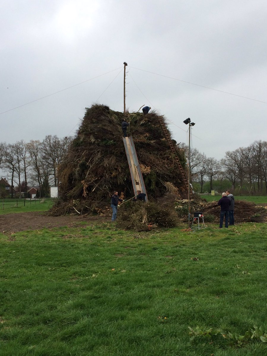 PatBleum's tweet photo. Bouwen in volle gang 70e #paasvuur #berkelland #jubileum #dijkhoek https://t.co/meDyxs12IO