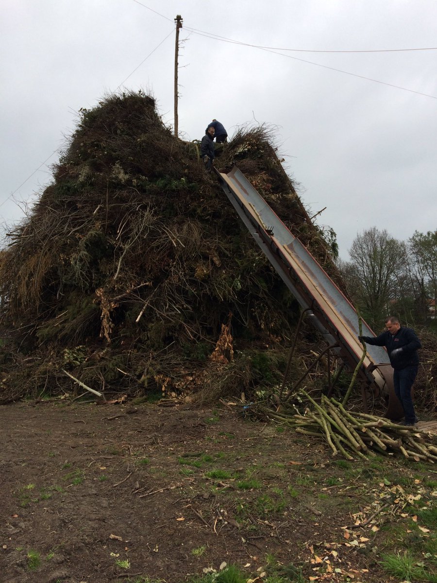 PatBleum's tweet photo. Bouwen in volle gang 70e #paasvuur #berkelland #jubileum #dijkhoek https://t.co/meDyxs12IO