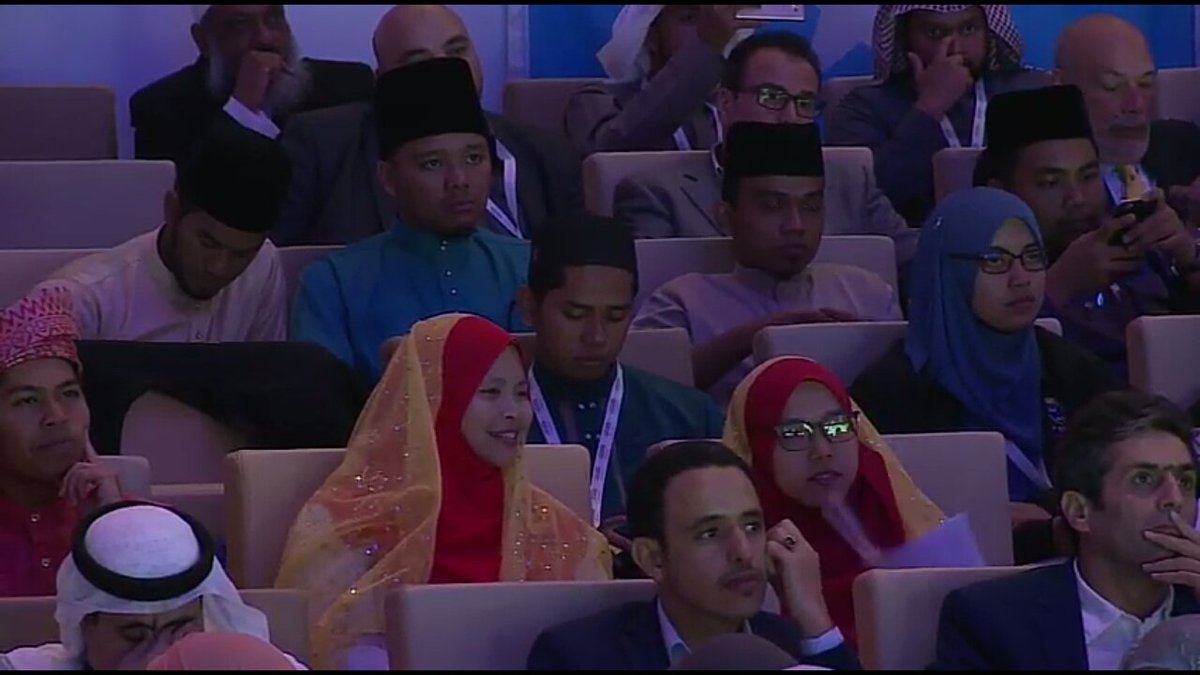naqyaaa's tweet photo. Proud malaysian among arabian #teamiium #teamusim #teammalaysia https://t.co/aYh5WWB03b