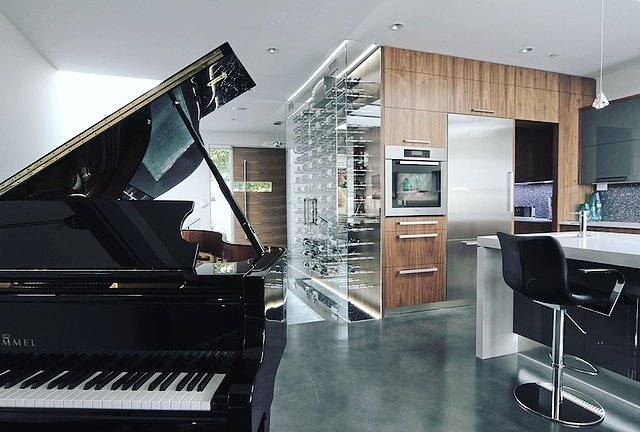 Spanning 4300 square ft., the Wave House by KBC Developments is an architectural victory situated ... instagram.com/p/BSyrOQzgYV5/…