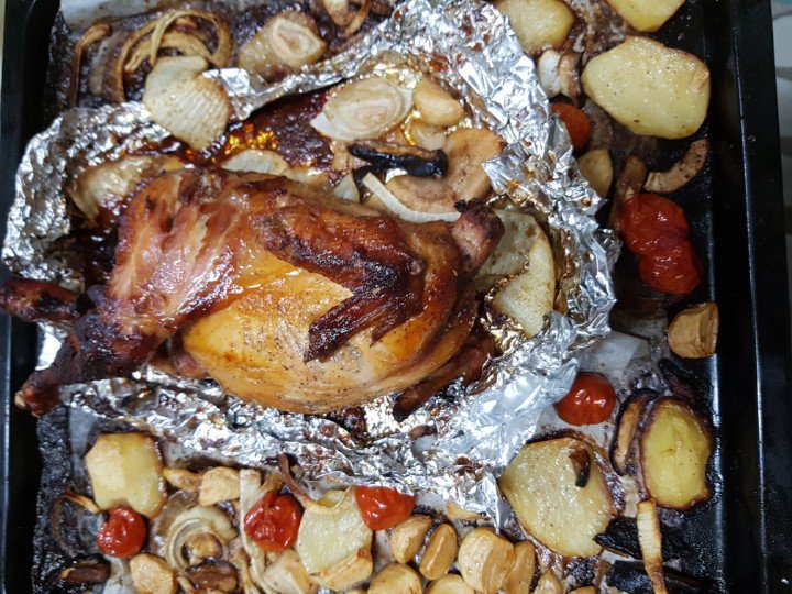 SelfCooking_Bot's tweet image. 1)닭 손질 +칼집 내기
2)소금 후추 발사믹 올리브유 로즈마리 월계수잎 섞기
3) 2)에 통닭 2시간이상 재워두기 (속에도 바르기)
4) 180도 예열오븐에 2시간 굽다 손질해둔 채소도 2)+흘러나온 기름 발라익을 때 까지 마저 굽기 

#가끔요리