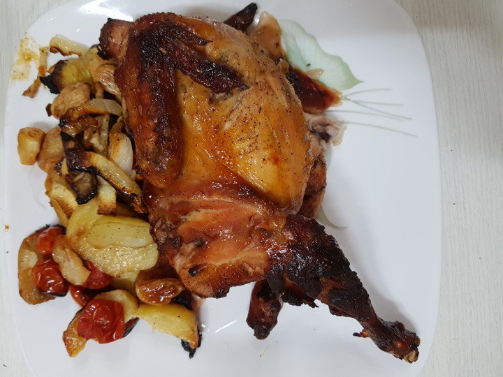 SelfCooking_Bot's tweet image. 1)닭 손질 +칼집 내기
2)소금 후추 발사믹 올리브유 로즈마리 월계수잎 섞기
3) 2)에 통닭 2시간이상 재워두기 (속에도 바르기)
4) 180도 예열오븐에 2시간 굽다 손질해둔 채소도 2)+흘러나온 기름 발라익을 때 까지 마저 굽기 

#가끔요리