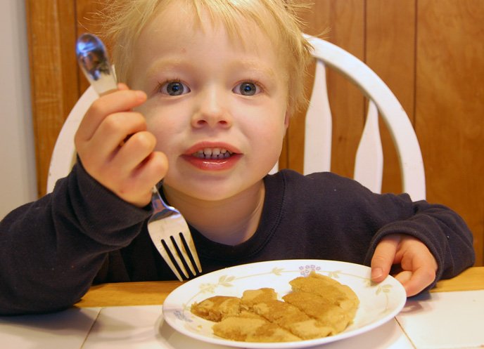 FriendlyAllergy's tweet photo. Water + oil + #allergyfriendly mix = easy #pancakes! Check out my review of @enjoylifefoods Pancake &amp; Waffle mix. https://t.co/OBJmfN9Oo3 https://t.co/R56RIEk3GN