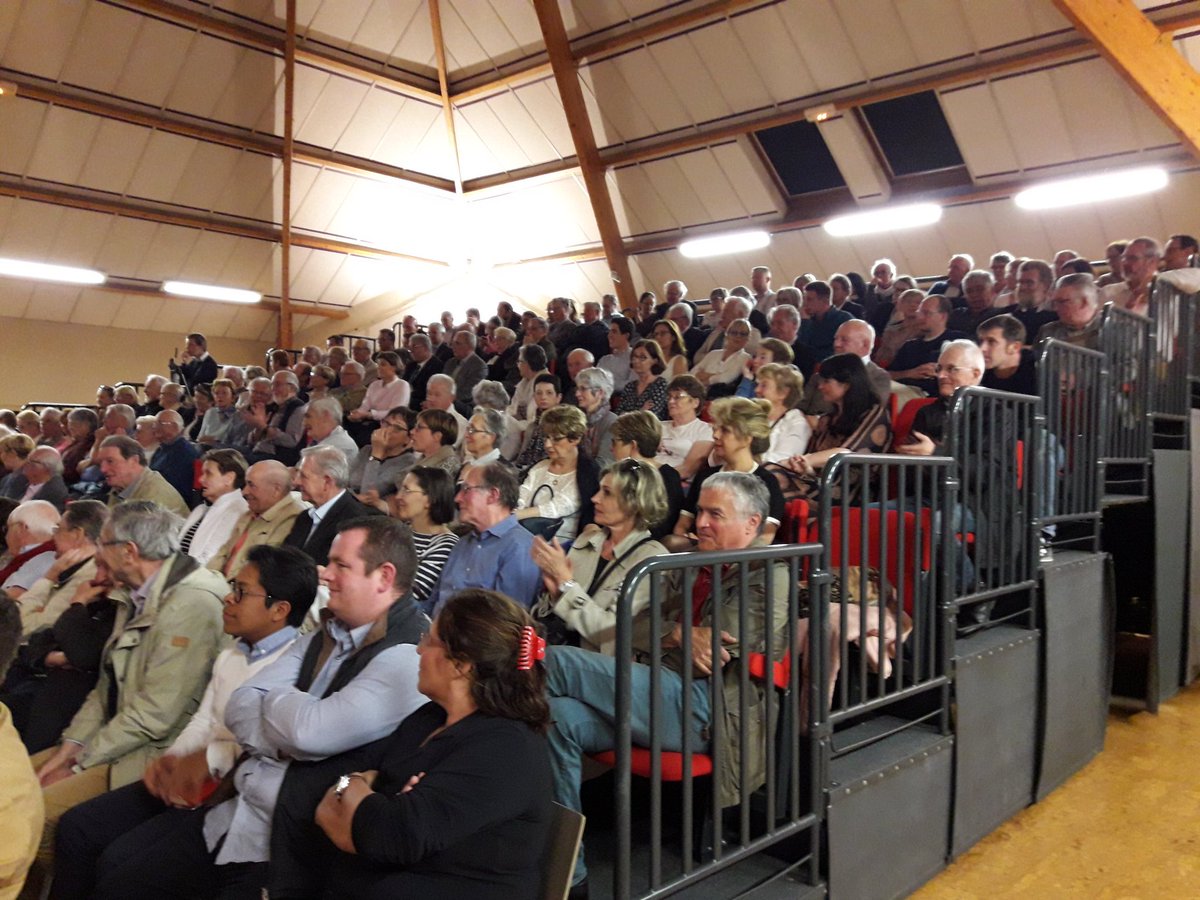 _A_B_Z_D's tweet photo. Plus de 300 personnes présentes à la réunion publique de @xavierbertrand à Saint-Grégoire pour la victoire de @FrancoisFillon #jevotefillon https://t.co/dMHpiBq50Q