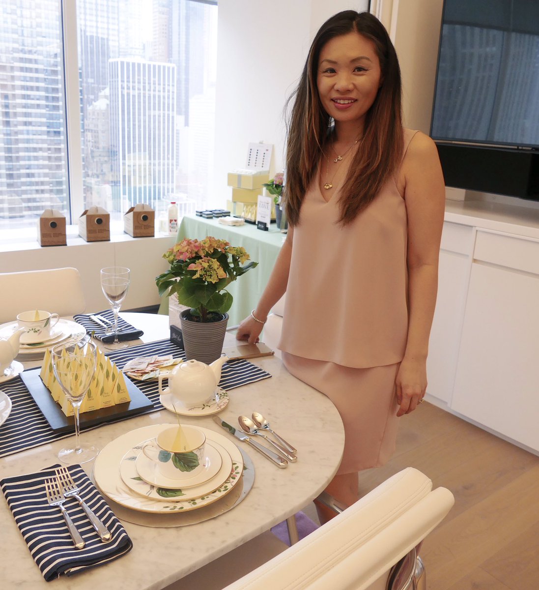 AccessoryNews's tweet image. Top Mom @AlexWooNYC at our #ACTopPicks #MothersDay Tea Party! #alexwoo