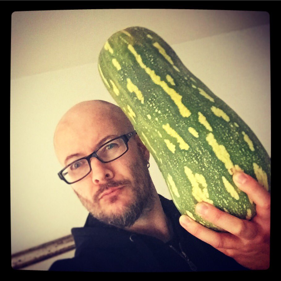 robertobilli's tweet image. ...trova le differenze 😂😂😂 #cosesenzasenso #12aprile #Vegan