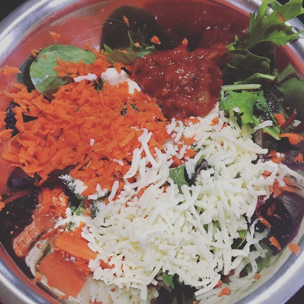 psargedev's tweet photo. Lazy day today. Mixed 50/50 blend carrots and mozzarella cheese. Salsa for my tomatoes.
.
.
#eatclean #nutrientden… https://t.co/uOA3CPxUwz https://t.co/dpOlmddnpa