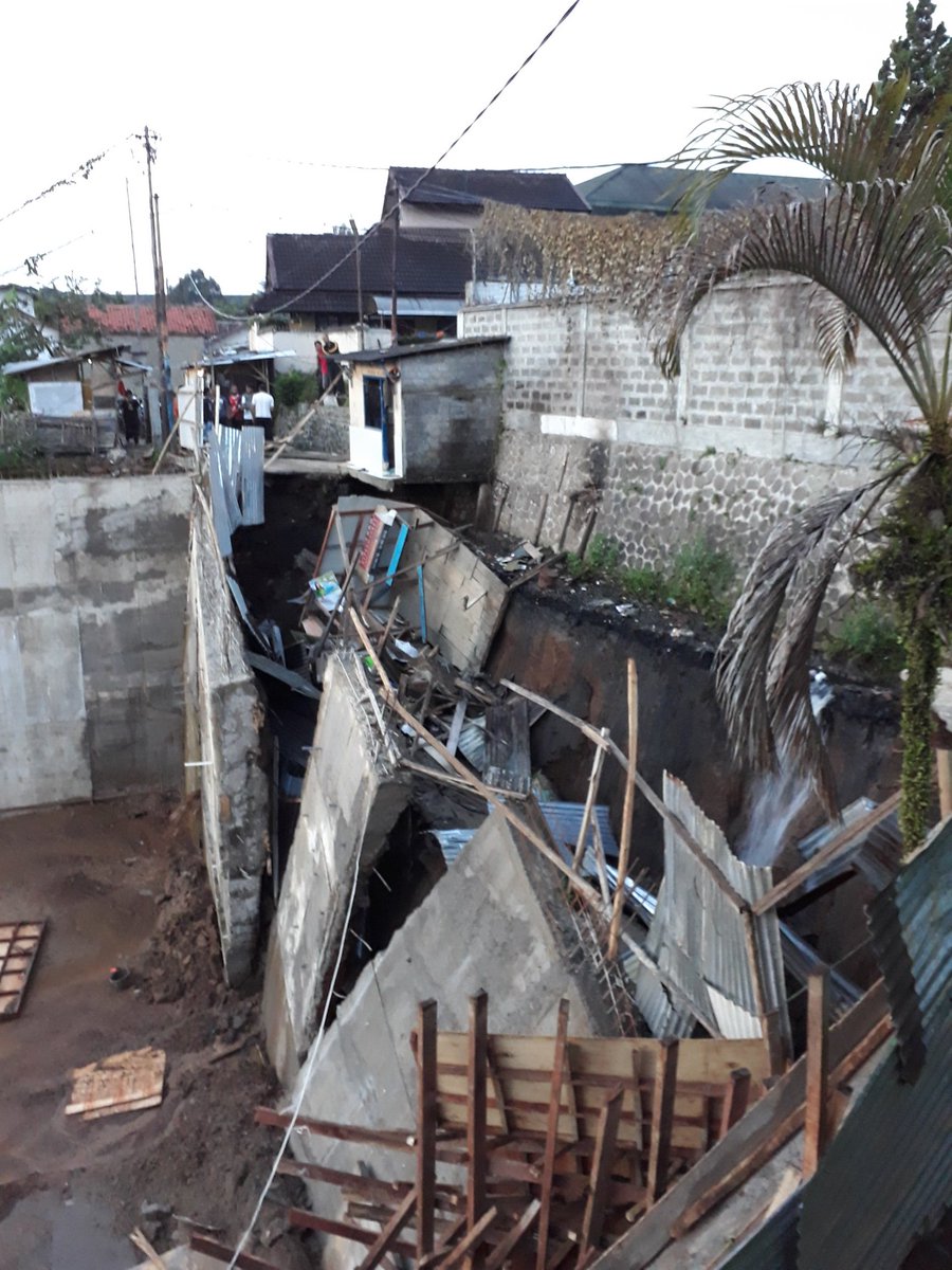 trizqif's tweet photo. Telah terjadi longsor di jl cipaku 1 bdg Memutuskan akses jln warga. Warga resah. Tlg segera ditangani pa @ridwankamil @infobdg @infobandung https://t.co/KOpijjaadP