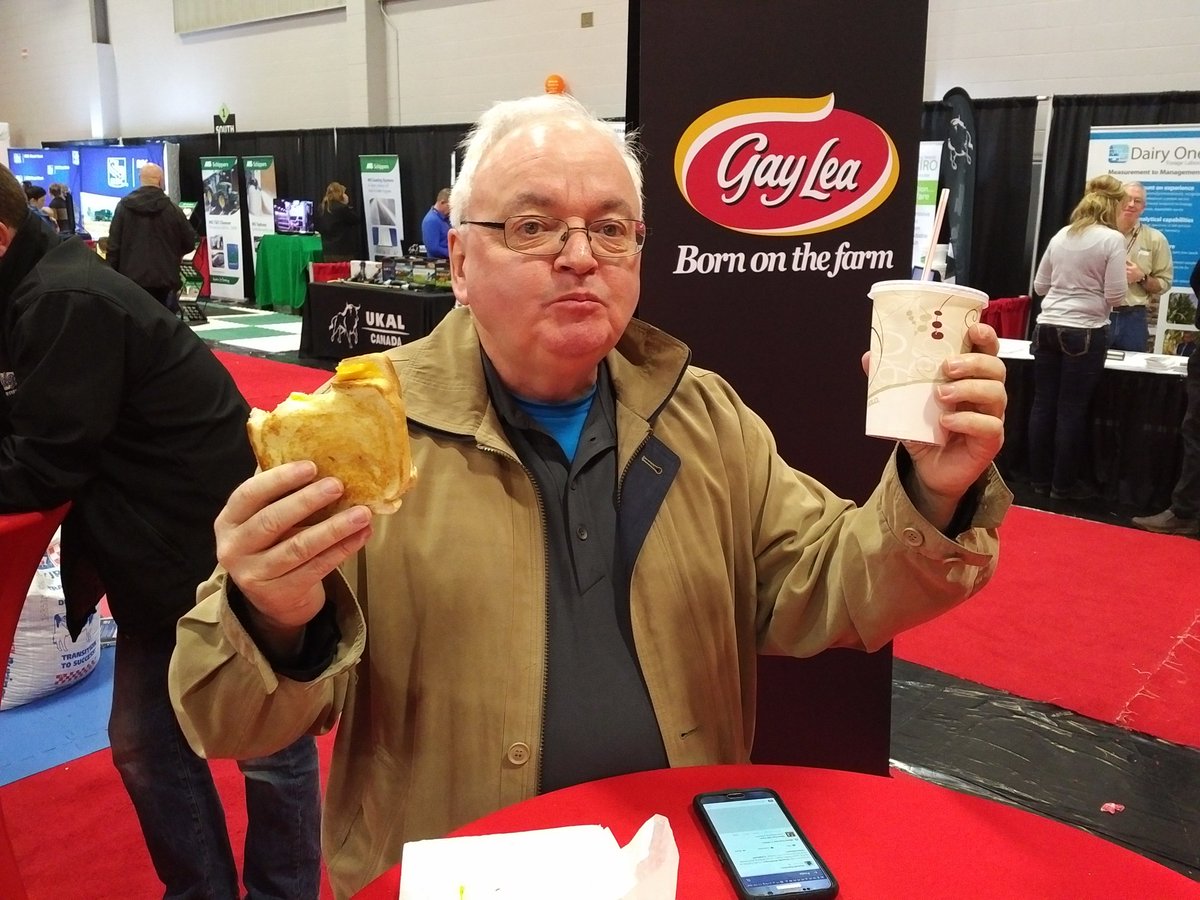 Mr4H's tweet photo. Hey @RussellGGammon ... it's #NationalGrilledCheeseDay ! #CDX2017 @GayLeaFoodsCoop https://t.co/anBCilgZ8T