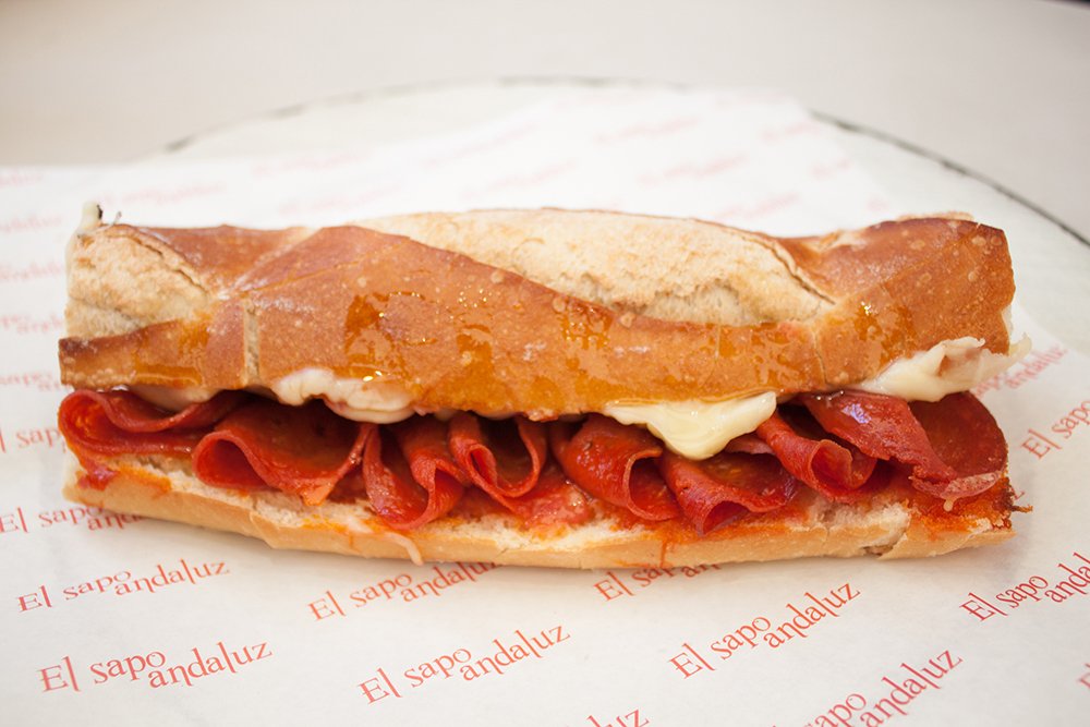 Acompáñanos por una deliciosa baguette con chorizo de nuestros amigos de <a href="/elsapoAndaluz/">El Sapo Andaluz</a>