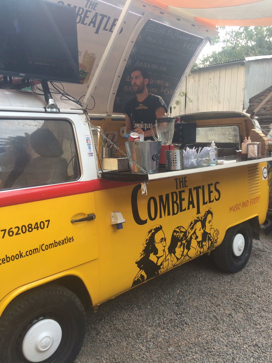 foodtrackercl's tweet photo. Hoy pasamos a visitar a nuestro amigo #TheCombeatles a @plazasbolsillo #PadreMariano140 buena conversacion. #FoodTrucksALaCalle https://t.co/1Z8In0CGlX