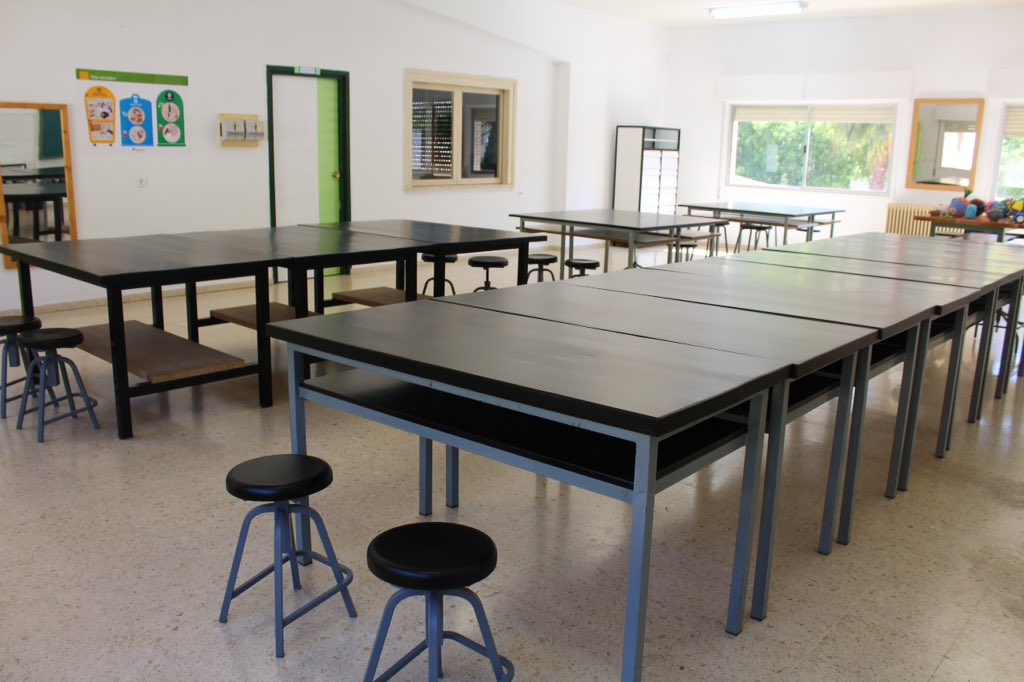CRONICAdeOliva's tweet photo. El #CEIPLluisVives inauguró su #MultiplePurposeClassroom en la semana cultural https://t.co/1OEIdiOEiN @VicentMarza https://t.co/vKz9YfOy2w