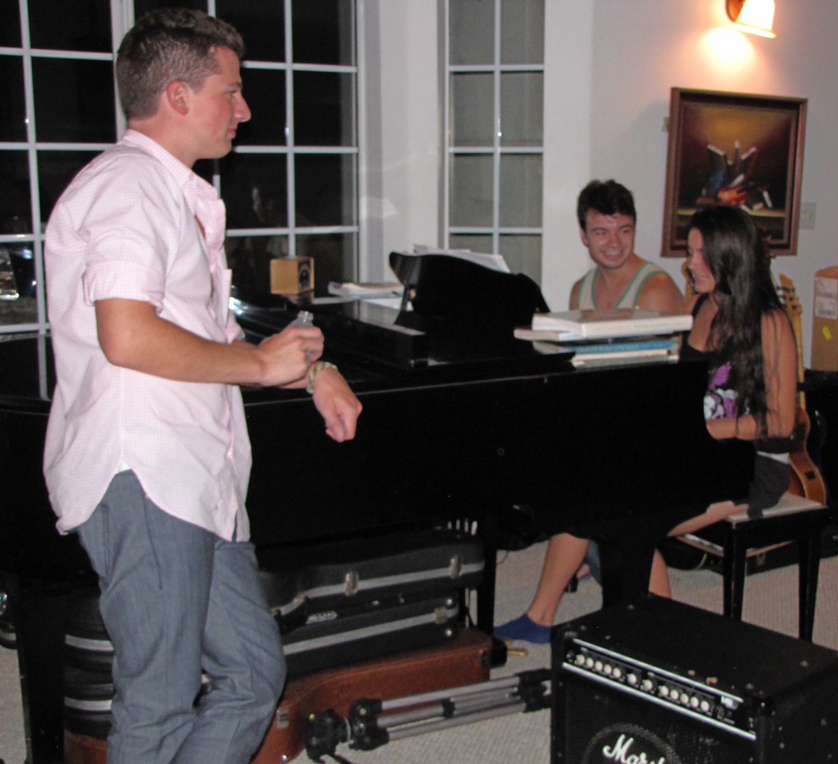 LisaCim's tweet photo. OMG CHARLIEEEEEEE 🙌🏼🙈 me humiliating myself in front of the piano god himself @charlieputh ahahaha https://t.co/pGC9FA3Dat