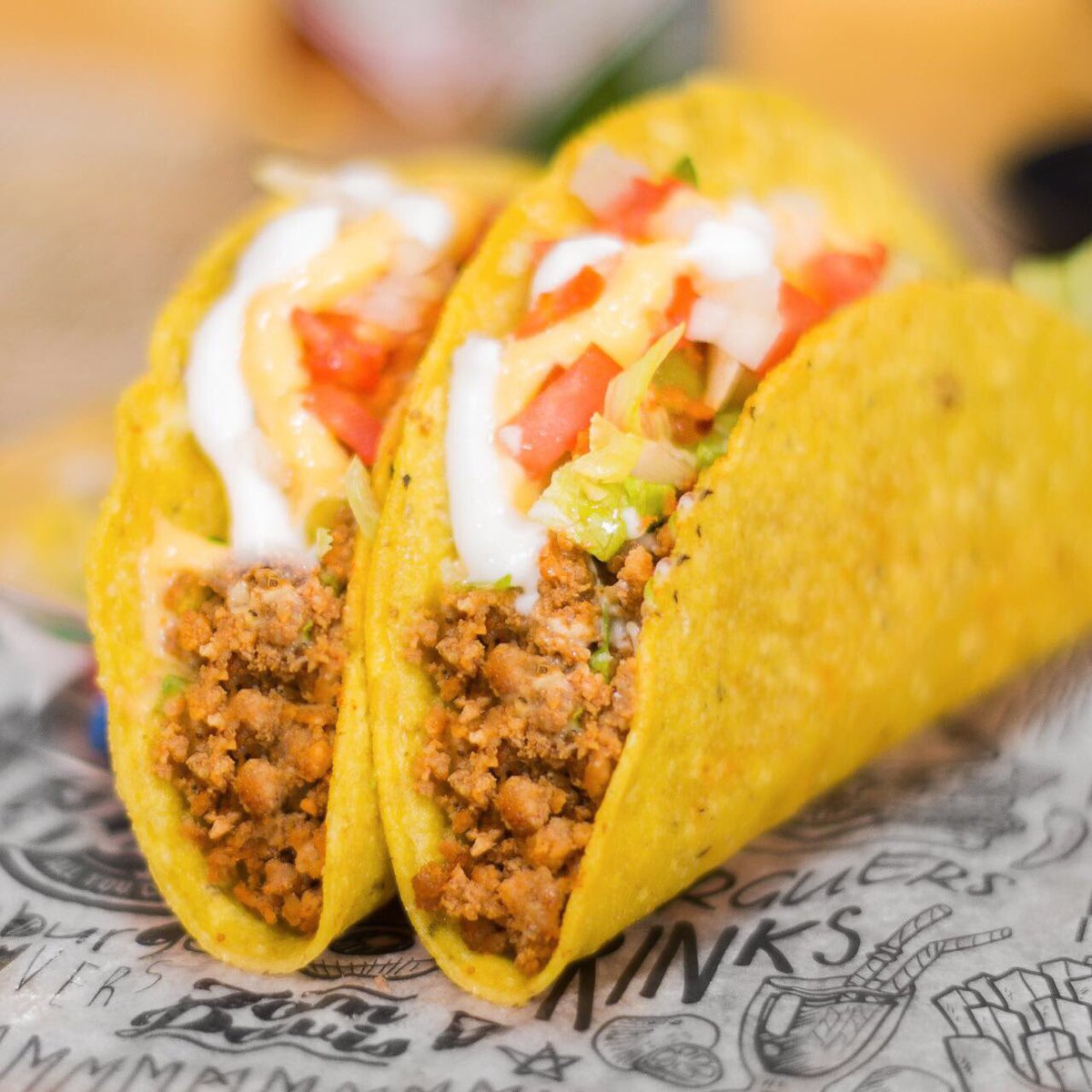 TomDavisPe's tweet photo. Cuando el fútbol te pone los nervios de punta, un par de buenos tacos de carne son la solución!!! #YoComoMasQueTomDavis #TomDavisLife https://t.co/zE9U86w31v