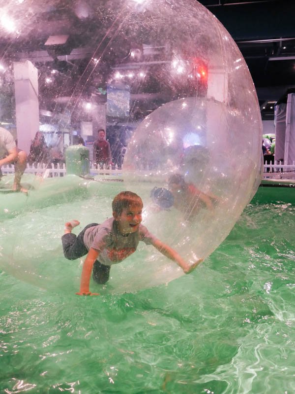 CupcakesCutlery's tweet photo. Bubblefest 2017 at @DiscoveryCubeOC ends this weekend! Don't miss it! It's the perfect family fun! #ad https://t.co/5dbmzYHsTf https://t.co/fM8EtNhYkm
