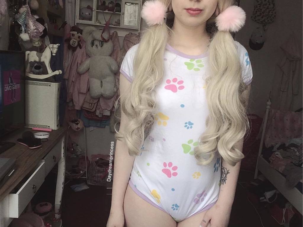 LittleforBig's tweet photo. RepostBy @daydreamprincess_: "Sight, shoot, reload.
Onesie: @littleforbig"
#adultbaby #diaperlover #abdl #abdlgi… https://t.co/bKDyVCFNZD https://t.co/UnjK3XqWaE