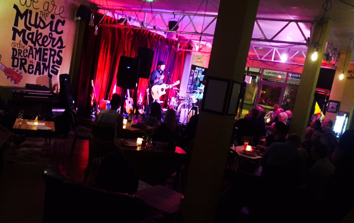 RSINCLAIR88's tweet photo. First support act on at @soundloungesw17 in Tooting! Steve Young sounding awesome! 😎 #London #Tooting #Country #Roni https://t.co/76d4E79mOO