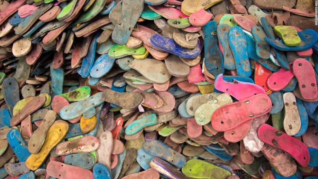 Millions of discarded flip flops are posing a huge hazard to ocean life cnn.com.ln.is/yZFBh by #CNN via <a href="/c0nvey/">Convey</a>