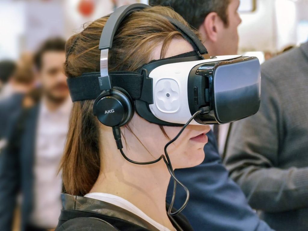 OnlineCmag's tweet photo. Are you a "gaming enthusiast"?? here are the best Virtual Reality headset for gaming in 2017 #gaming #VR #VRGaming https://t.co/epqX5gGkdD https://t.co/mjl3LSPq8i