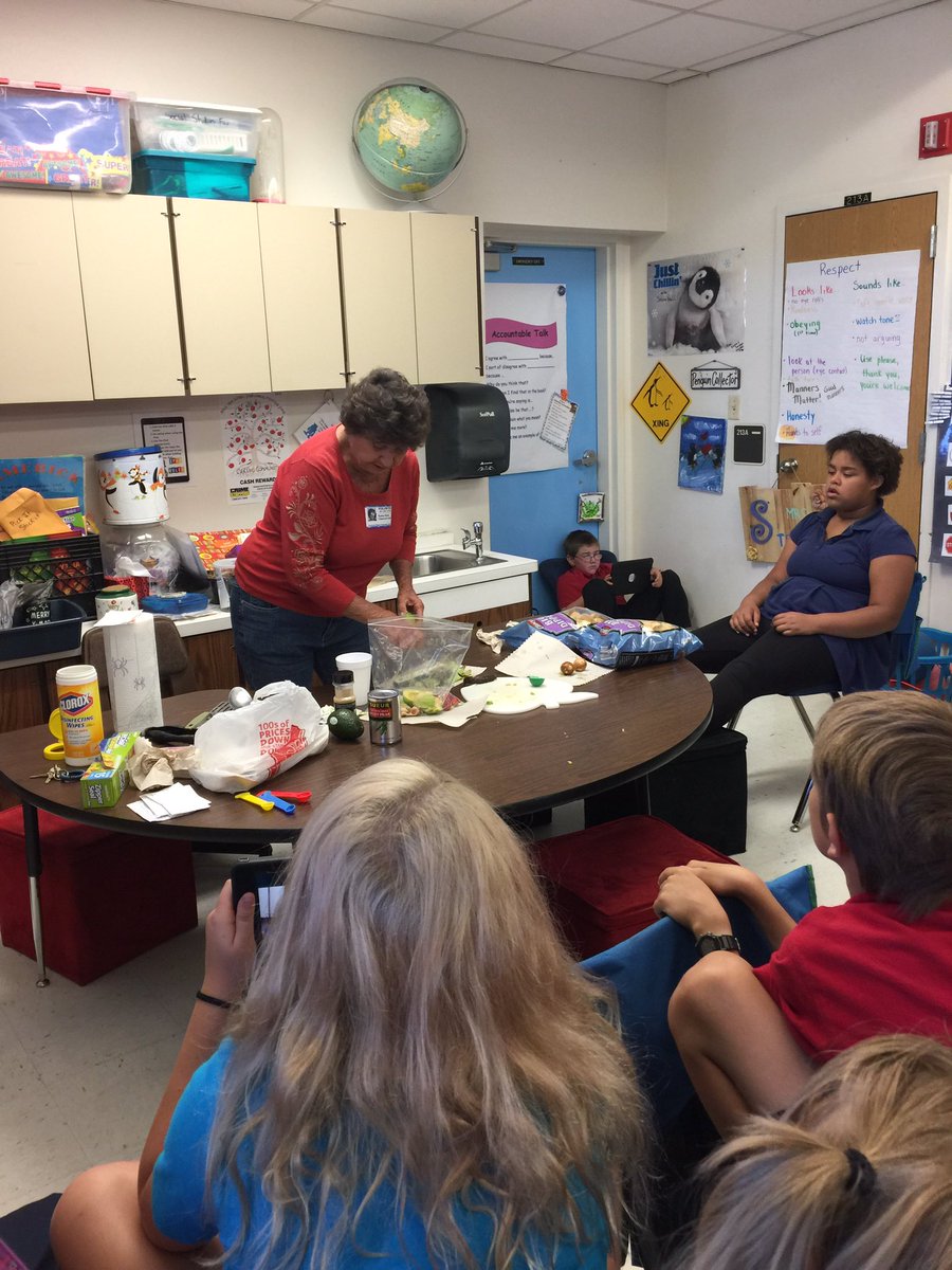 LoriStrasser's tweet photo. Our class volunteer helps us smash ELA, science, &amp; math standards together. 💕#obeistheplacetobe #VCSpirit https://t.co/pqJvA0B2ff