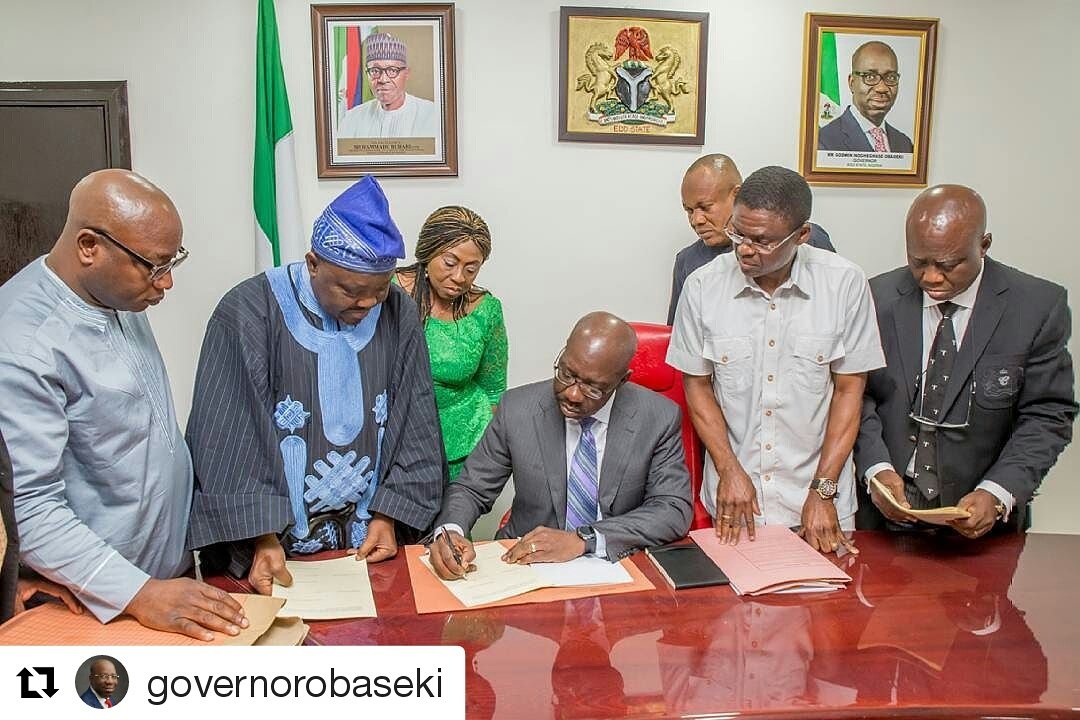OgoIsioma's tweet photo. @GovernorObaseki signs CDA bill into law, meets with Oba Ewuare II.
Via: https://t.co/prCRGDRx4v
#GGO #EdoGovtAtWork #EdoDigiComms https://t.co/SnUYJWO04u