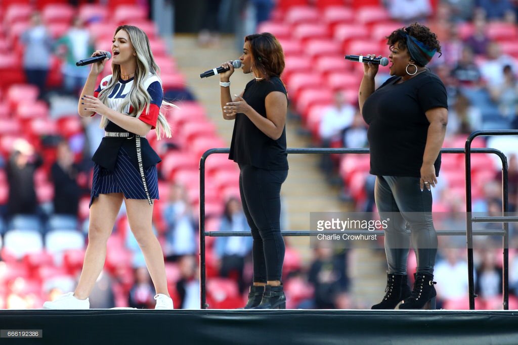 Louisa_Updates's tweet photo. Louisa performing at Saracens v Harlequins - Aviva Premiership in London, England (08/04/17) https://t.co/doVZtF6nqv