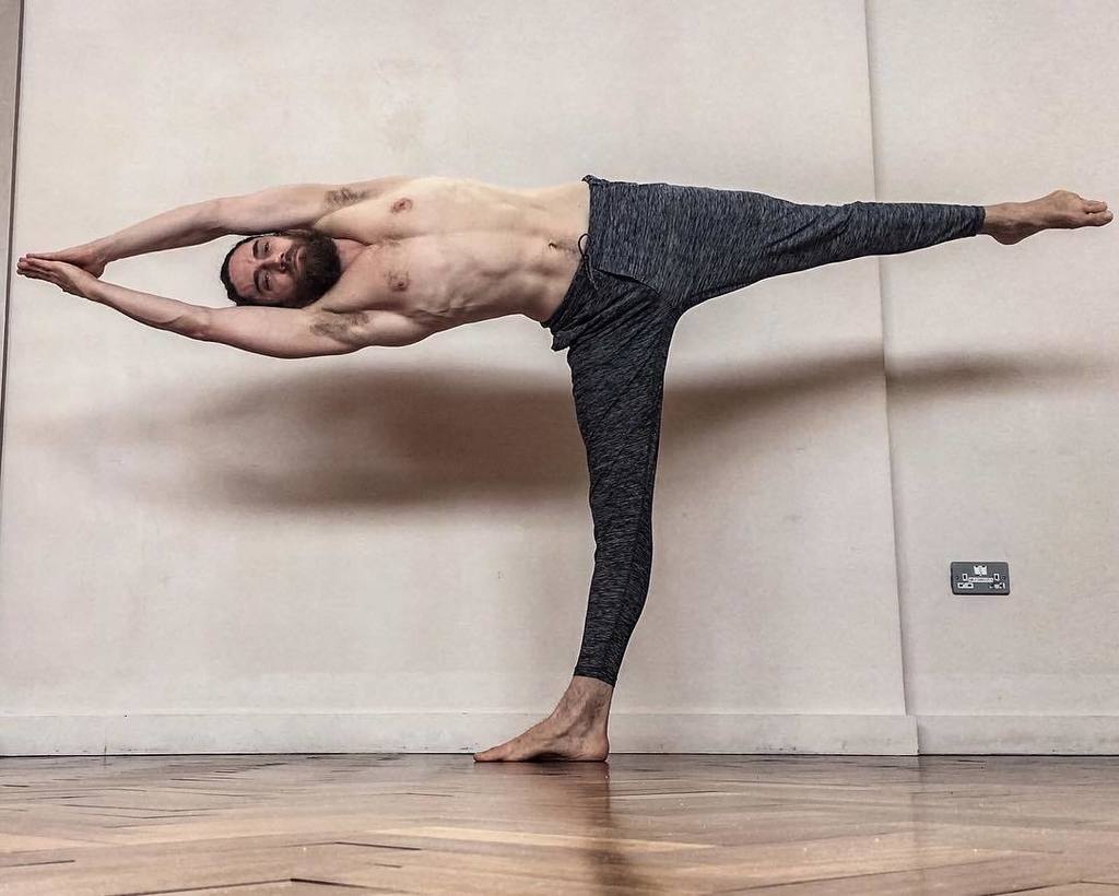 michaeleley's tweet photo. Another one of those looks easier than it is ones. Mix and match special: balancing stick meets half moon. #sidest… https://t.co/9LC2S4laPG https://t.co/eVMaQnA13g
