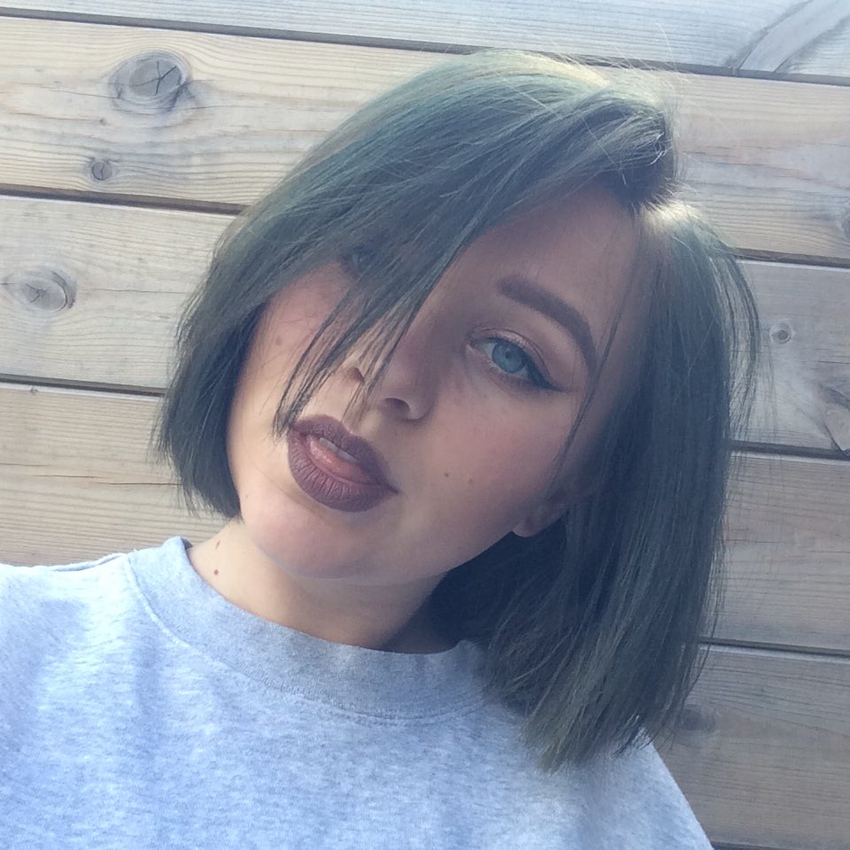 drwersace's tweet photo. mes cheveux qui de base devais être bleu sont vert lol j'adore https://t.co/oetOrUp9Iw