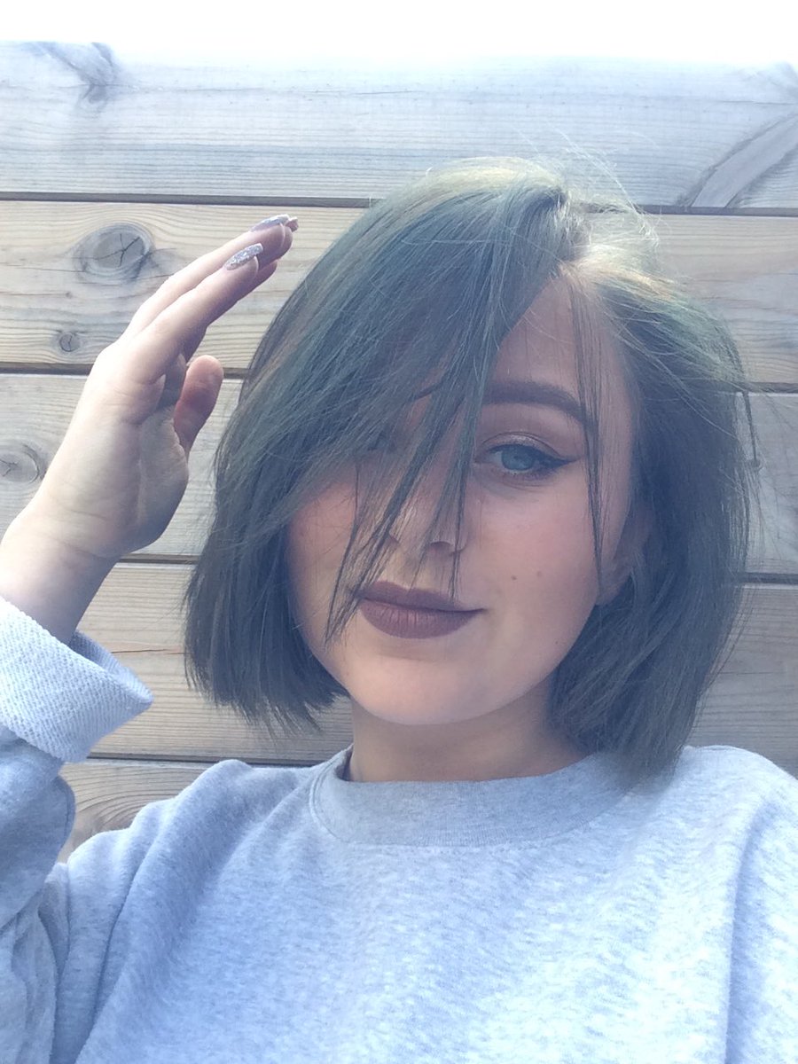 drwersace's tweet photo. mes cheveux qui de base devais être bleu sont vert lol j'adore https://t.co/oetOrUp9Iw