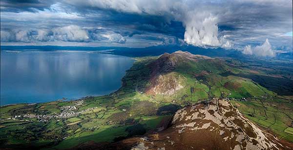 PenrhynLlyn's tweet image. &apos;Cymydog da yw clawdd&apos; Tre Ceiri o&apos;r awyr x4 @RCAHMWales @WalesCoastPath @GwyneddArch #trefor #ceiri #Llithfaen #Gwynedd #Llŷn