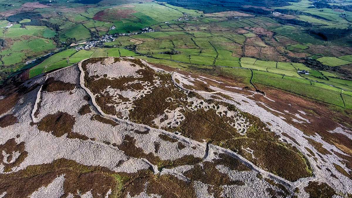 PenrhynLlyn's tweet image. &apos;Cymydog da yw clawdd&apos; Tre Ceiri o&apos;r awyr x4 @RCAHMWales @WalesCoastPath @GwyneddArch #trefor #ceiri #Llithfaen #Gwynedd #Llŷn
