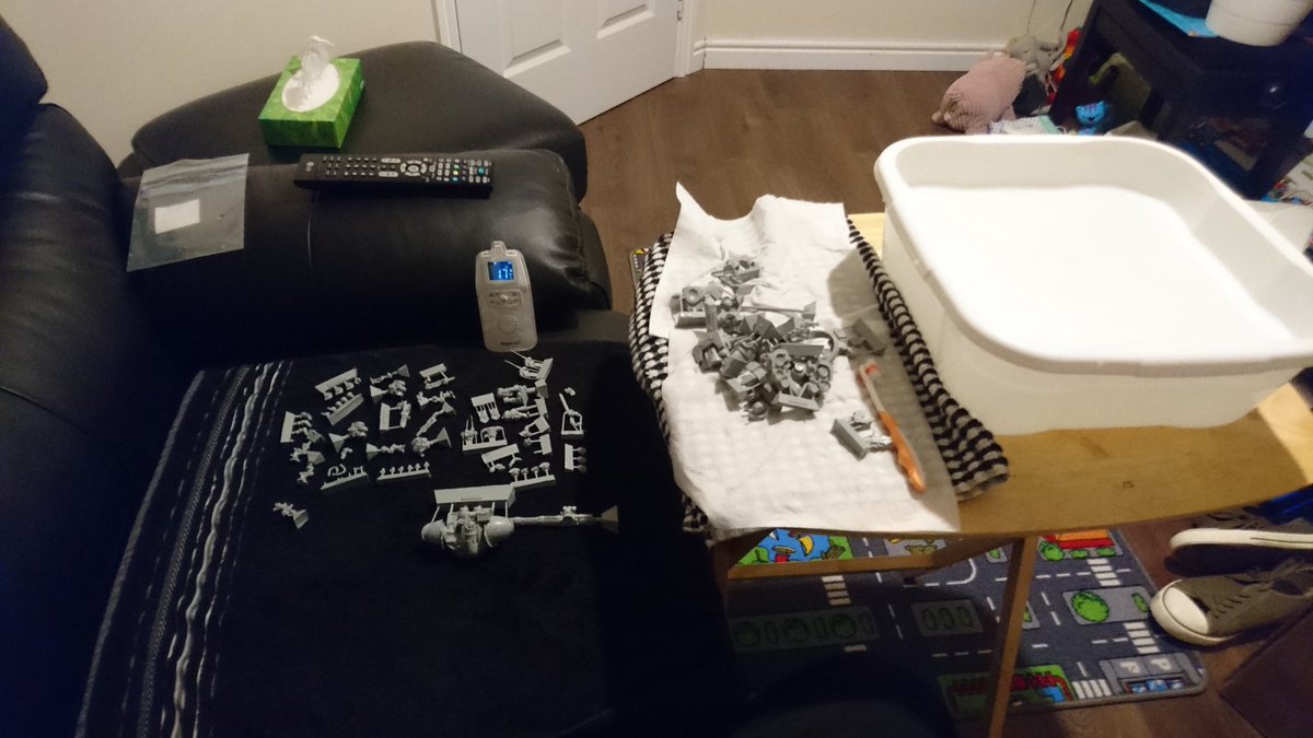 VarcanCluster's tweet photo. #Warmongers Wednesday night rock n roll... Cleaning up #forgeworld resin. #thanatar #Thallax #Ultramarines https://t.co/r6bCI1TXs2