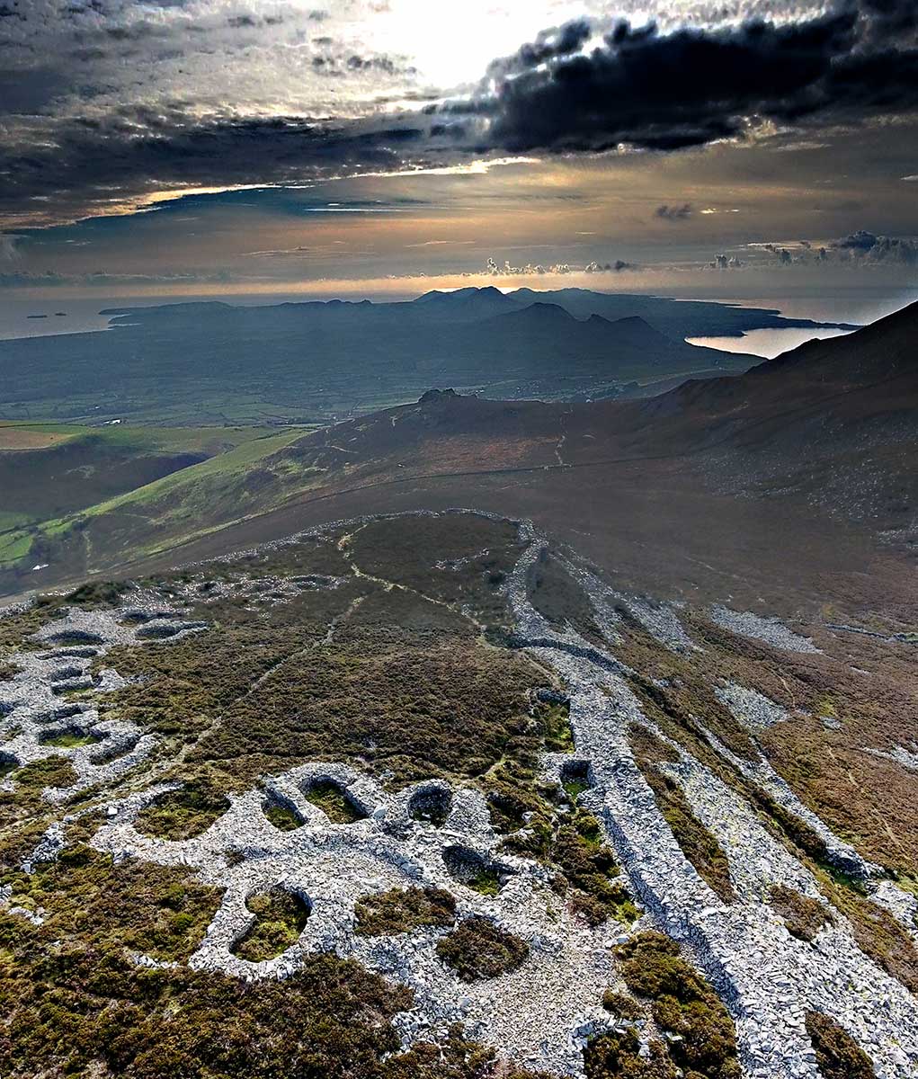 PenrhynLlyn's tweet image. &apos;Cymydog da yw clawdd&apos; Tre Ceiri o&apos;r awyr x4 @RCAHMWales @WalesCoastPath @GwyneddArch #trefor #ceiri #Llithfaen #Gwynedd #Llŷn