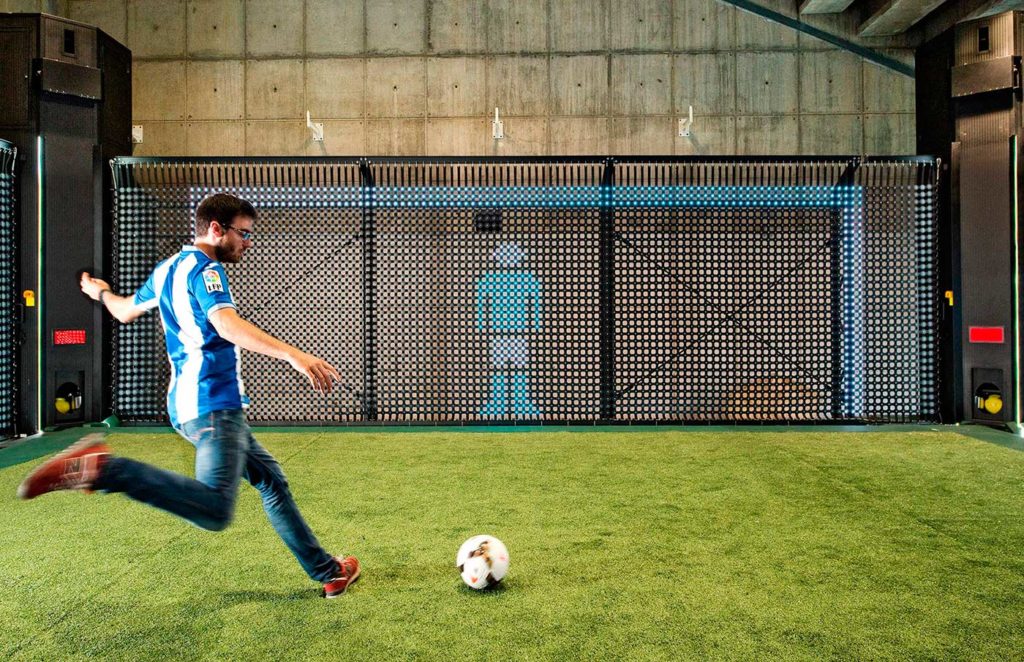opencampbcn's tweet photo. #Open360, el simulador d'entrenament de futbol que utilitzen el jugadors professionals! Vine a provar-lo a #OpenCamp https://t.co/TcHZh7um37 https://t.co/AcYQavyRBY