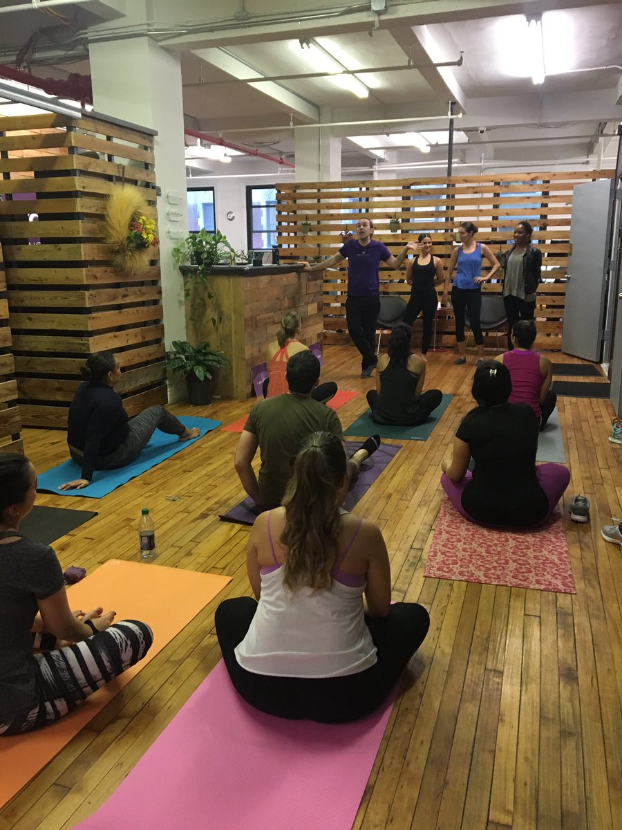 _samanthajk_'s tweet image. SUM yoga! Wine not pictured 🍷
#SUMcore @mindbodyonline @SUMInnovation