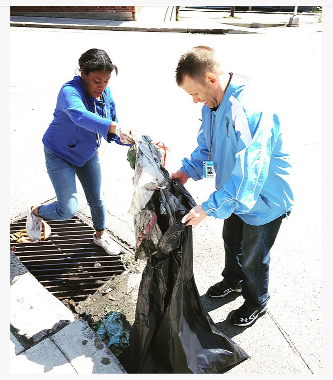 mr_wrabley's tweet photo. Everyday is a beautiful day to clean up our streets and take care of the places we live, learn, and play. Proud of our youth! #JMScares ♻️🚯 https://t.co/6WUZD1Dvti