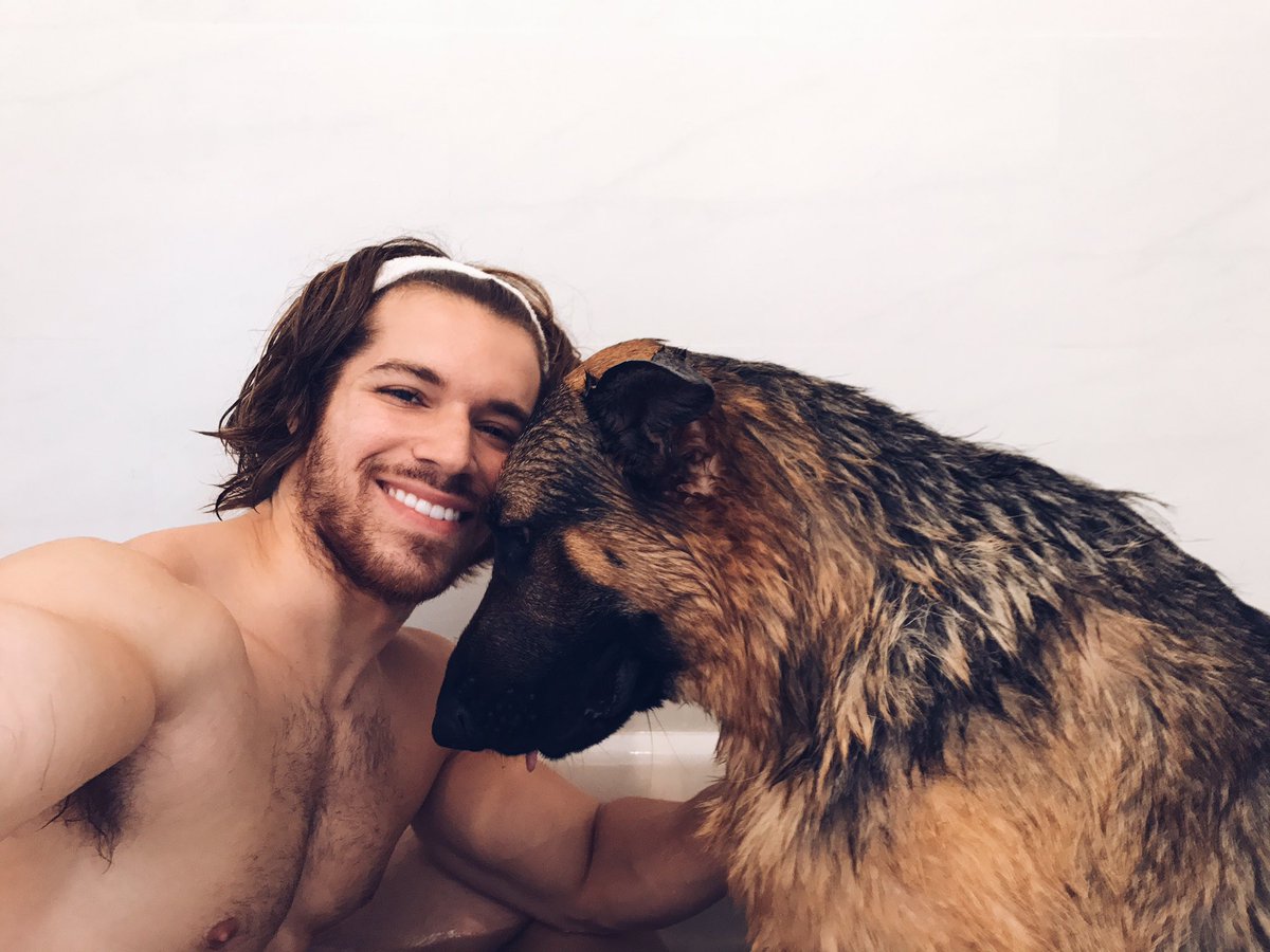 ijulian__'s tweet photo. 🛀 bath time 🤳🏼 https://t.co/7PCHXoMEV1