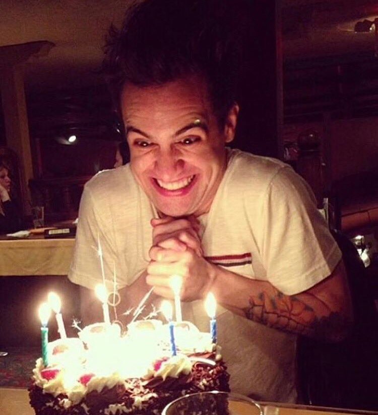 HAPPY BIRTHDAY BRENDON URIE!!!! love ya queen  