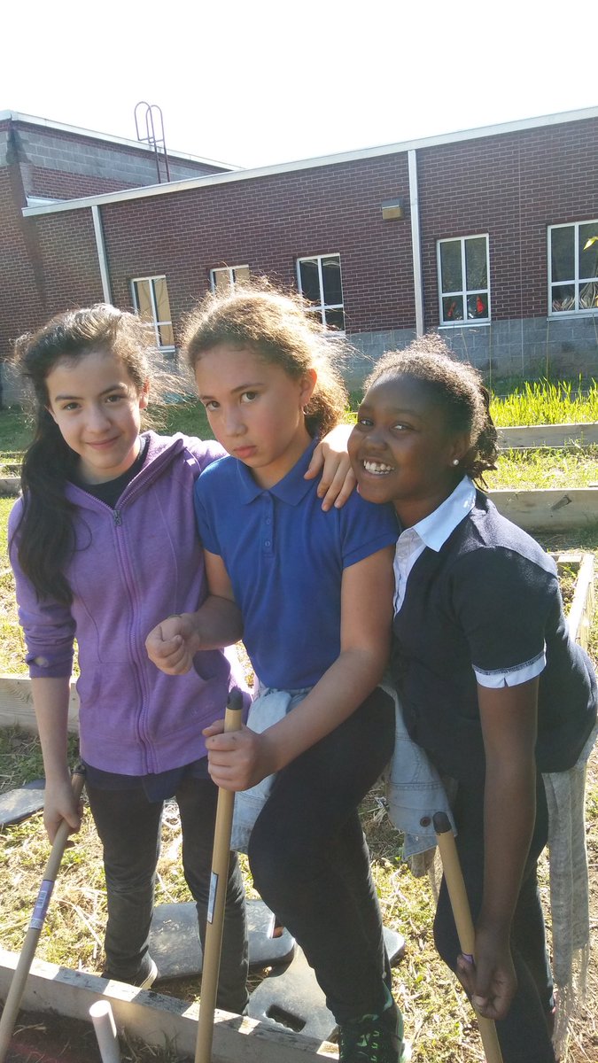 mrsaulSTEAM's tweet photo. #greenmachine students working hard in the garden! #steam @WhitsittWildcat https://t.co/vzimwhxiRh