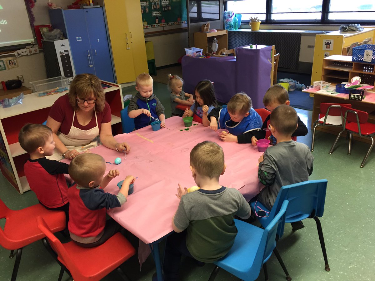 MissOley3's tweet photo. Coloring eggs and having some spring fun! #OnceACard #mentorpreschool https://t.co/NS7wRpePlP